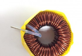 两款铁氧体磁环电感加铁氟龙套管和黄色胶带的作用